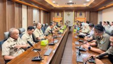 Foto: Wali Kota Jakarta Pusat, Arifin (tengah), memimpin rapat koordinasi bersama jajaran Satpol PP, Dinas Perhubungan, dan para camat se-Jakarta Pusat di ruang rapat Wali Kota, Blok A lantai 2, Selasa (7/4/2026)
