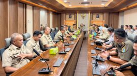 Foto: Wali Kota Jakarta Pusat, Arifin (tengah), memimpin rapat koordinasi bersama jajaran Satpol PP, Dinas Perhubungan, dan para camat se-Jakarta Pusat di ruang rapat Wali Kota, Blok A lantai 2, Selasa (7/4/2026)