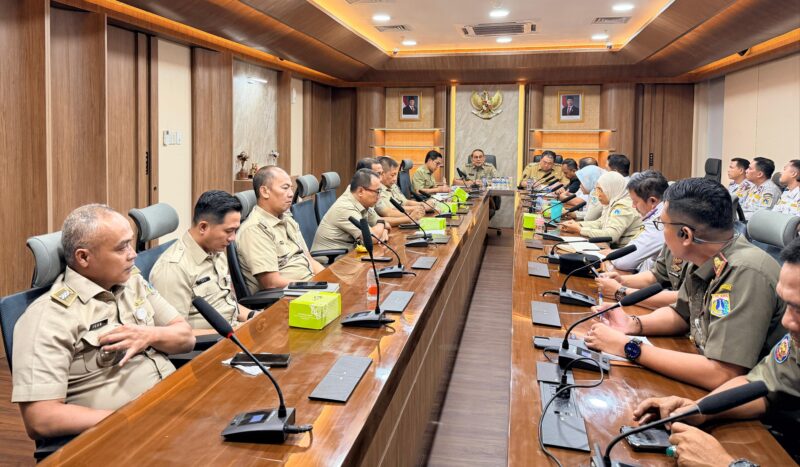 Foto: Wali Kota Jakarta Pusat, Arifin (tengah), memimpin rapat koordinasi bersama jajaran Satpol PP, Dinas Perhubungan, dan para camat se-Jakarta Pusat di ruang rapat Wali Kota, Blok A lantai 2, Selasa (7/4/2026)