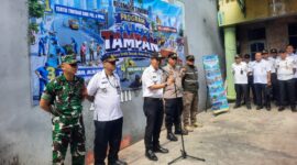 Foto: Camat Tambora Pangestu Aji Swandhanu memimpin apel pelaksanaan Program TAMPAN (Tambora Tertib, Terpadu, Aman, dan Nyaman) di Jalan Duri Utara II, RW 02, Kelurahan Duri Utara, Rabu (8/4/2026).