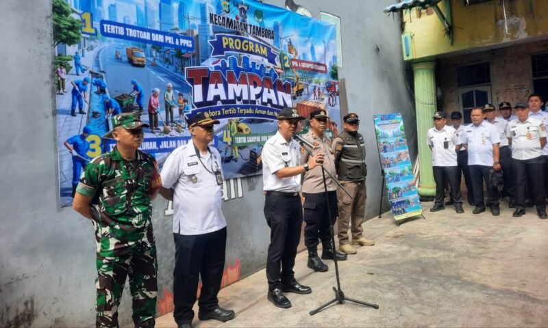 Foto: Camat Tambora Pangestu Aji Swandhanu memimpin apel pelaksanaan Program TAMPAN (Tambora Tertib, Terpadu, Aman, dan Nyaman) di Jalan Duri Utara II, RW 02, Kelurahan Duri Utara, Rabu (8/4/2026).
