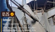 Foto Kondisi rumah kontrakan warga di Jalan KH Hasyim, Pondok Cabe No.55, RT 06/RW 01, Kembangan Utara, Jakarta Barat, yang mengalami kerusakan parah akibat robohnya tiang proyek menara telekomunikasi