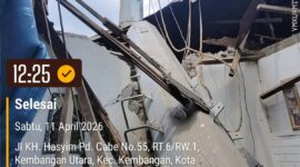 Foto Kondisi rumah kontrakan warga di Jalan KH Hasyim, Pondok Cabe No.55, RT 06/RW 01, Kembangan Utara, Jakarta Barat, yang mengalami kerusakan parah akibat robohnya tiang proyek menara telekomunikasi