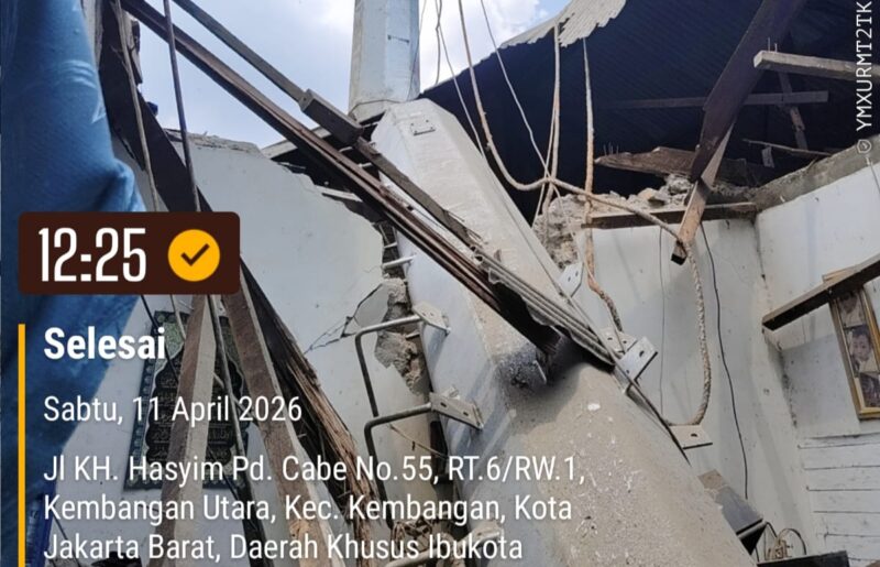Foto Kondisi rumah kontrakan warga di Jalan KH Hasyim, Pondok Cabe No.55, RT 06/RW 01, Kembangan Utara, Jakarta Barat, yang mengalami kerusakan parah akibat robohnya tiang proyek menara telekomunikasi