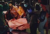 Foto: Petugas gabungan mengevakuasi jenazah seorang karyawan yang tewas akibat tersetrum listrik saat melakukan pengecekan tower BTS di kawasan Cempaka Baru, Kemayoran, Jakarta Pusat, Minggu (12/4/2026).