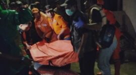 Foto: Petugas gabungan mengevakuasi jenazah seorang karyawan yang tewas akibat tersetrum listrik saat melakukan pengecekan tower BTS di kawasan Cempaka Baru, Kemayoran, Jakarta Pusat, Minggu (12/4/2026).