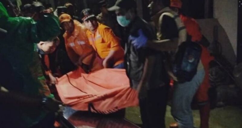 Foto: Petugas gabungan mengevakuasi jenazah seorang karyawan yang tewas akibat tersetrum listrik saat melakukan pengecekan tower BTS di kawasan Cempaka Baru, Kemayoran, Jakarta Pusat, Minggu (12/4/2026).