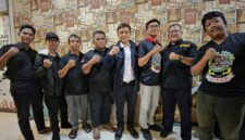 Foto: Camat Tambora Pangestu Aji (tengah) berfoto bersama jajaran pengurus GIBAS usai pertemuan silaturahmi di Jakarta Barat