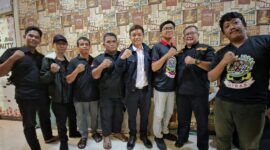 Foto: Camat Tambora Pangestu Aji (tengah) berfoto bersama jajaran pengurus GIBAS usai pertemuan silaturahmi di Jakarta Barat