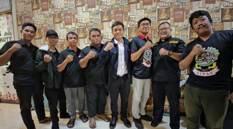 Foto: Camat Tambora Pangestu Aji (tengah) berfoto bersama jajaran pengurus GIBAS usai pertemuan silaturahmi di Jakarta Barat