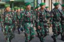 Foto: Sejumlah prajurit TNI melakukan defile usai mengikuti upacara bendera di Makorem 081/DSJ, Kota Madiun, Senin (20/4/2026). Dalam amanat Panglima TNI Agus Subiyanto yang dibacakan oleh Kasrem 081/DSJ, seluruh personel diingatkan untuk meningkatkan kewaspadaan terhadap dinamika konflik global serta bijak bermedia sosial guna menangkal penyebaran hoaks yang berpotensi memecah belah bangsa.