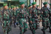Foto: Sejumlah prajurit TNI melakukan defile usai mengikuti upacara bendera di Makorem 081/DSJ, Kota Madiun, Senin (20/4/2026). Dalam amanat Panglima TNI Agus Subiyanto yang dibacakan oleh Kasrem 081/DSJ, seluruh personel diingatkan untuk meningkatkan kewaspadaan terhadap dinamika konflik global serta bijak bermedia sosial guna menangkal penyebaran hoaks yang berpotensi memecah belah bangsa.