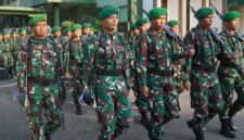 Foto: Sejumlah prajurit TNI melakukan defile usai mengikuti upacara bendera di Makorem 081/DSJ, Kota Madiun, Senin (20/4/2026). Dalam amanat Panglima TNI Agus Subiyanto yang dibacakan oleh Kasrem 081/DSJ, seluruh personel diingatkan untuk meningkatkan kewaspadaan terhadap dinamika konflik global serta bijak bermedia sosial guna menangkal penyebaran hoaks yang berpotensi memecah belah bangsa.