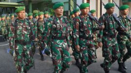 Foto: Sejumlah prajurit TNI melakukan defile usai mengikuti upacara bendera di Makorem 081/DSJ, Kota Madiun, Senin (20/4/2026). Dalam amanat Panglima TNI Agus Subiyanto yang dibacakan oleh Kasrem 081/DSJ, seluruh personel diingatkan untuk meningkatkan kewaspadaan terhadap dinamika konflik global serta bijak bermedia sosial guna menangkal penyebaran hoaks yang berpotensi memecah belah bangsa.