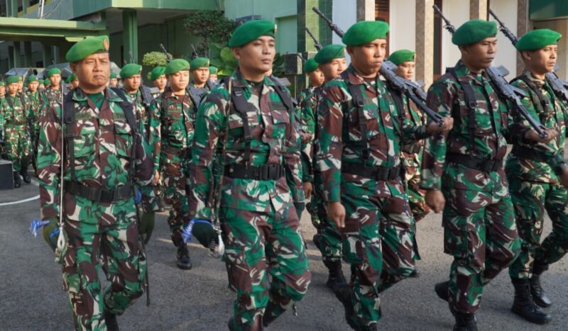 Foto: Sejumlah prajurit TNI melakukan defile usai mengikuti upacara bendera di Makorem 081/DSJ, Kota Madiun, Senin (20/4/2026). Dalam amanat Panglima TNI Agus Subiyanto yang dibacakan oleh Kasrem 081/DSJ, seluruh personel diingatkan untuk meningkatkan kewaspadaan terhadap dinamika konflik global serta bijak bermedia sosial guna menangkal penyebaran hoaks yang berpotensi memecah belah bangsa.