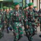 Foto: Sejumlah prajurit TNI melakukan defile usai mengikuti upacara bendera di Makorem 081/DSJ, Kota Madiun, Senin (20/4/2026). Dalam amanat Panglima TNI Agus Subiyanto yang dibacakan oleh Kasrem 081/DSJ, seluruh personel diingatkan untuk meningkatkan kewaspadaan terhadap dinamika konflik global serta bijak bermedia sosial guna menangkal penyebaran hoaks yang berpotensi memecah belah bangsa.