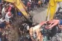 Foto: Alat berat dikerahkan untuk mengevakuasi kendaraan yang tertimbun longsor sampah di TPST Bantargebang, sementara puluhan warga memadati lokasi menyaksikan proses penyelamatan, Selasa (21/4/2026).