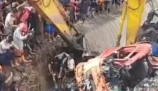 Foto: Alat berat dikerahkan untuk mengevakuasi kendaraan yang tertimbun longsor sampah di TPST Bantargebang, sementara puluhan warga memadati lokasi menyaksikan proses penyelamatan, Selasa (21/4/2026).