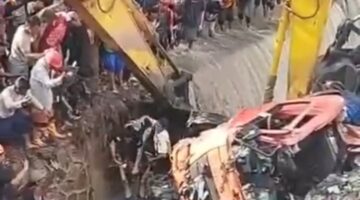 Foto: Alat berat dikerahkan untuk mengevakuasi kendaraan yang tertimbun longsor sampah di TPST Bantargebang, sementara puluhan warga memadati lokasi menyaksikan proses penyelamatan, Selasa (21/4/2026).