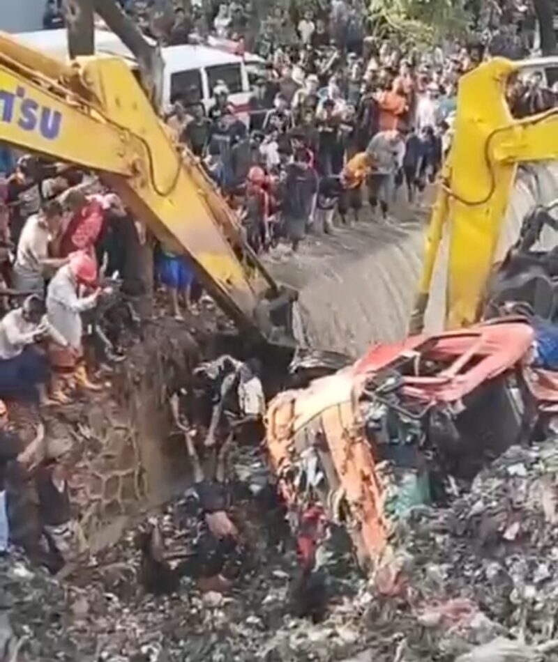 Foto: Alat berat dikerahkan untuk mengevakuasi kendaraan yang tertimbun longsor sampah di TPST Bantargebang, sementara puluhan warga memadati lokasi menyaksikan proses penyelamatan, Selasa (21/4/2026).