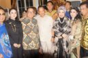 Foto Suasana hangat dan penuh keakraban terlihat dalam perayaan ulang tahun ke-67 pengusaha Toni Tatung di Jakarta. Sejumlah tokoh nasional dan artis papan atas tampak berfoto bersama di sela-sela acara, di antaranya Menteri Dalam Negeri Tito Karnavian, Anwar Fuady, serta Iis Dahlia. Momen kebersamaan ini mencerminkan eratnya silaturahmi antara kalangan pejabat.