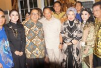 Foto Suasana hangat dan penuh keakraban terlihat dalam perayaan ulang tahun ke-67 pengusaha Toni Tatung di Jakarta. Sejumlah tokoh nasional dan artis papan atas tampak berfoto bersama di sela-sela acara, di antaranya Menteri Dalam Negeri Tito Karnavian, Anwar Fuady, serta Iis Dahlia. Momen kebersamaan ini mencerminkan eratnya silaturahmi antara kalangan pejabat.