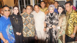 Foto Suasana hangat dan penuh keakraban terlihat dalam perayaan ulang tahun ke-67 pengusaha Toni Tatung di Jakarta. Sejumlah tokoh nasional dan artis papan atas tampak berfoto bersama di sela-sela acara, di antaranya Menteri Dalam Negeri Tito Karnavian, Anwar Fuady, serta Iis Dahlia. Momen kebersamaan ini mencerminkan eratnya silaturahmi antara kalangan pejabat.