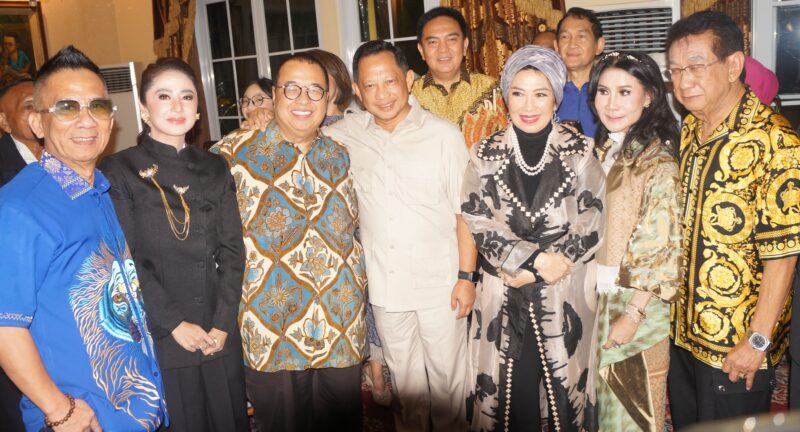 Foto Suasana hangat dan penuh keakraban terlihat dalam perayaan ulang tahun ke-67 pengusaha Toni Tatung di Jakarta. Sejumlah tokoh nasional dan artis papan atas tampak berfoto bersama di sela-sela acara, di antaranya Menteri Dalam Negeri Tito Karnavian, Anwar Fuady, serta Iis Dahlia. Momen kebersamaan ini mencerminkan eratnya silaturahmi antara kalangan pejabat.