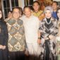 Foto Suasana hangat dan penuh keakraban terlihat dalam perayaan ulang tahun ke-67 pengusaha Toni Tatung di Jakarta. Sejumlah tokoh nasional dan artis papan atas tampak berfoto bersama di sela-sela acara, di antaranya Menteri Dalam Negeri Tito Karnavian, Anwar Fuady, serta Iis Dahlia. Momen kebersamaan ini mencerminkan eratnya silaturahmi antara kalangan pejabat.
