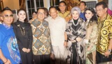 Foto: Perayaan ulang tahun ke-67 pengusaha sukses asal Palembang, Toni Tatung, berubah menjadi pesta spektakuler yang penuh kejutan, tawa, dan euforia. Suasana haru bercampur kegembiraan menyelimuti acara yang dihadiri tokoh penting negara hingga deretan artis papan atas Tanah Air.