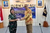 Foto: Ketum DePA-RI menerima cindera mata dari Kolonel Kum (W) Dr. Lidia Rina D, S.H., M.H., C.L.A.