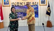 Foto: Ketum DePA-RI menerima cindera mata dari Kolonel Kum (W) Dr. Lidia Rina D, S.H., M.H., C.L.A.