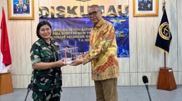 Foto: Ketum DePA-RI menerima cindera mata dari Kolonel Kum (W) Dr. Lidia Rina D, S.H., M.H., C.L.A.