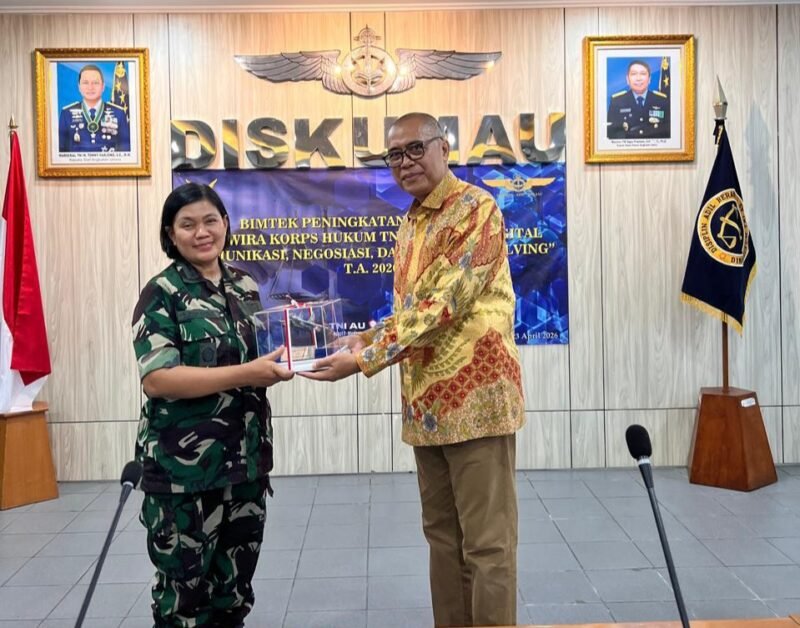 Foto: Ketum DePA-RI menerima cindera mata dari Kolonel Kum (W) Dr. Lidia Rina D, S.H., M.H., C.L.A.