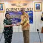 Foto: Ketum DePA-RI menerima cindera mata dari Kolonel Kum (W) Dr. Lidia Rina D, S.H., M.H., C.L.A.