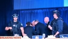 Foto: Aparat keamanan mengawal Presiden Amerika Serikat Donald Trump keluar dari lokasi jamuan White House Correspondents' Dinner di Washington, DC, Sabtu (25/4/26).