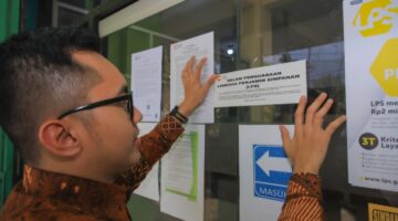 Lembaga Penjamin Simpanan mulai melakukan proses verifikasi data nasabah PT BPR Pembangunan Nagari per 1 April 2026. Langkah ini dilakukan setelah Otoritas Jasa Keuangan mencabut izin usaha bank tersebut melalui Keputusan Dewan Komisioner Nomor KEP-28/D.03/2026 tertanggal 31 Maret 2026.