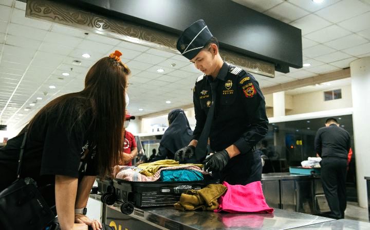 Foto: Kasus yang viral di media sosial ini menjadi pengingat keras bahwa pelanggaran batas pembebasan barang kena cukai (BKC), sekecil apa pun, tetap berujung konsekuensi tegas: pemusnahan barang tanpa kompromi. (Dok-Istimewa)