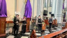 Foto: Detasemen Gegana Satuan Brimob Polda Metro Jaya melakukan sterilisasi intensif di sejumlah gereja menjelang perayaan Paskah 2026. (Dok-Istimewa)