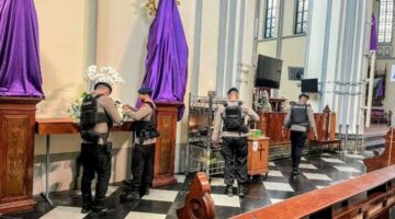 Foto: Detasemen Gegana Satuan Brimob Polda Metro Jaya melakukan sterilisasi intensif di sejumlah gereja menjelang perayaan Paskah 2026. (Dok-Istimewa)