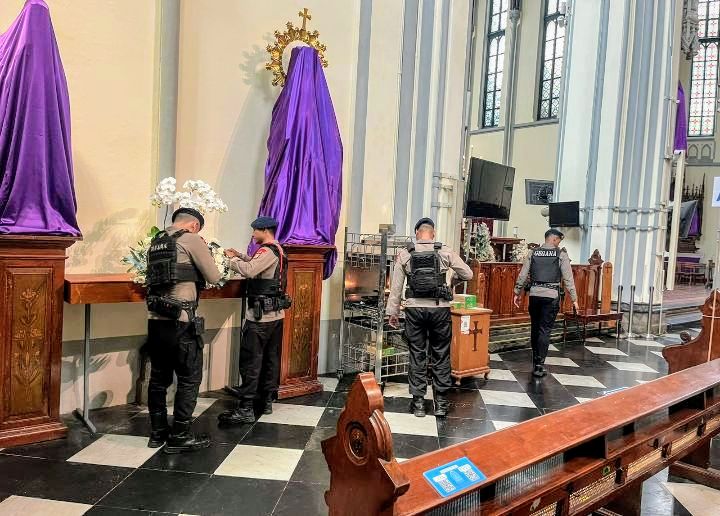 Foto: Detasemen Gegana Satuan Brimob Polda Metro Jaya melakukan sterilisasi intensif di sejumlah gereja menjelang perayaan Paskah 2026. (Dok-Istimewa)