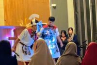 Foto: Peringatan wafatnya Yesus Kristus dalam momentum Jumat Agung kembali menggaung, tidak hanya di ruang-ruang ibadah, tetapi juga di jagat media sosial. Salah satunya melalui unggahan video milik Praktisi Hukum Erdi Surbakti, yang memperlihatkan prosesi ritual peringatan Jumat Agung di sebuah gereja umat Kristiani, Jumat (3/4/2026). (Dok-Tangkapan Layar Video/Erdi Surbakti)