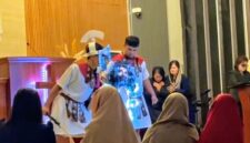 Foto: Peringatan wafatnya Yesus Kristus dalam momentum Jumat Agung kembali menggaung, tidak hanya di ruang-ruang ibadah, tetapi juga di jagat media sosial. Salah satunya melalui unggahan video milik Praktisi Hukum Erdi Surbakti, yang memperlihatkan prosesi ritual peringatan Jumat Agung di sebuah gereja umat Kristiani, Jumat (3/4/2026). (Dok-Tangkapan Layar Video/Erdi Surbakti)