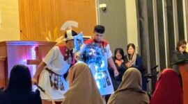 Foto: Peringatan wafatnya Yesus Kristus dalam momentum Jumat Agung kembali menggaung, tidak hanya di ruang-ruang ibadah, tetapi juga di jagat media sosial. Salah satunya melalui unggahan video milik Praktisi Hukum Erdi Surbakti, yang memperlihatkan prosesi ritual peringatan Jumat Agung di sebuah gereja umat Kristiani, Jumat (3/4/2026). (Dok-Tangkapan Layar Video/Erdi Surbakti)