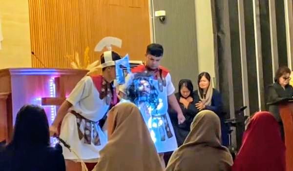 Foto: Peringatan wafatnya Yesus Kristus dalam momentum Jumat Agung kembali menggaung, tidak hanya di ruang-ruang ibadah, tetapi juga di jagat media sosial. Salah satunya melalui unggahan video milik Praktisi Hukum Erdi Surbakti, yang memperlihatkan prosesi ritual peringatan Jumat Agung di sebuah gereja umat Kristiani, Jumat (3/4/2026). (Dok-Tangkapan Layar Video/Erdi Surbakti)