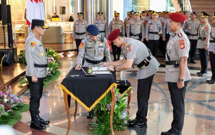 Foto: Polda Metro Jaya kembali melakukan penyegaran struktur kepemimpinan melalui serah terima jabatan (sertijab) tiga posisi strategis, Senin (6/4/2026). (Dok-Istimewa)
