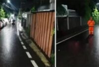 Foto jalan di Kalisari yang dipenuhi mobil, dan foto hasil AI (Foto: Ist.)
