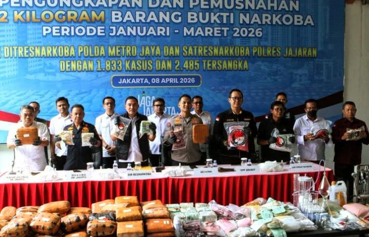 Foto: Konferensi pers yang dirangkaikan dengan pemusnahan barang bukti di halaman Gedung Direktorat Reserse Narkoba, Polda Metro Jaya, Rabu (8/4/2026). (Dok-Istimewa)