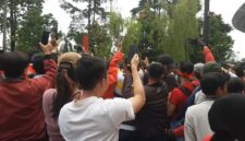 Ekapresi Gen Z: Sekelompok anak muda mengambil gambar menggunakan telepon genggam (Foto: hw)