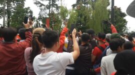 Ekapresi Gen Z: Sekelompok anak muda mengambil gambar menggunakan telepon genggam (Foto: hw)